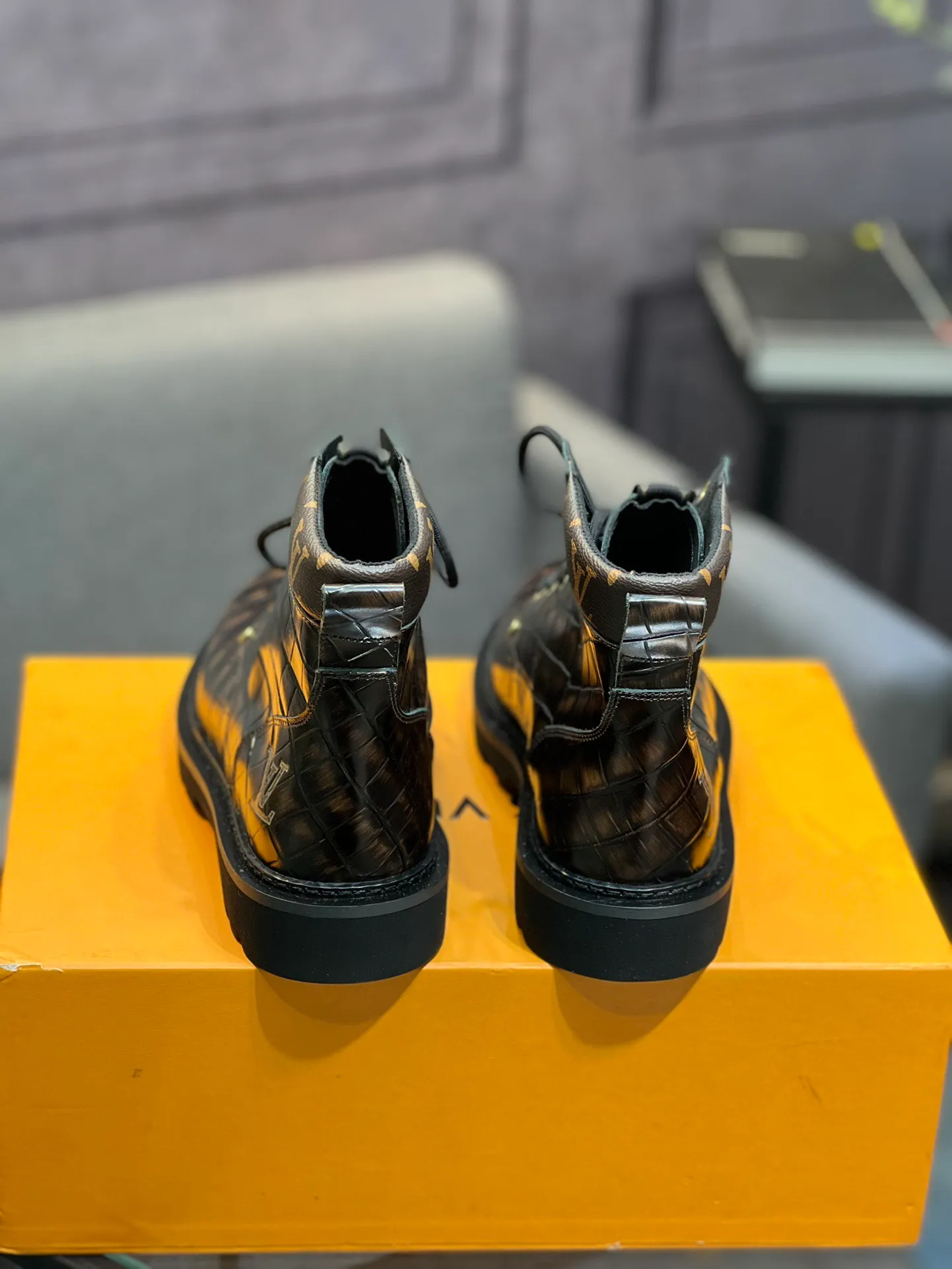 Men's shoes 💰900 L Home - the latest LV men's business casual boots, luxury and nobility are a must, all made of imported original first-layer cowhide, just to create a more comfortable wearing experience, ➕top imported water-dyed full cow lining, original high wear-resistant outsole! 👏👏 Size: Male 39-44; (38 45 46 customized)